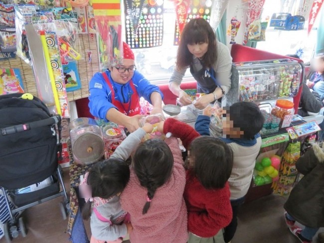 車内を駄菓子屋に見立てて装飾