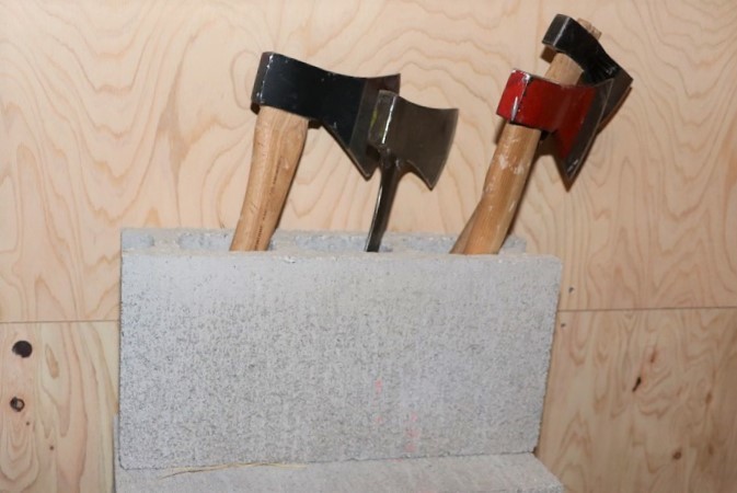 複数の斧から、投げやすい・手になじむと感じる一本を選ぶ