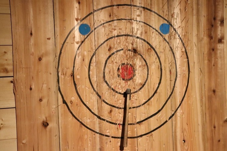 記者が投げ、的に刺さった斧