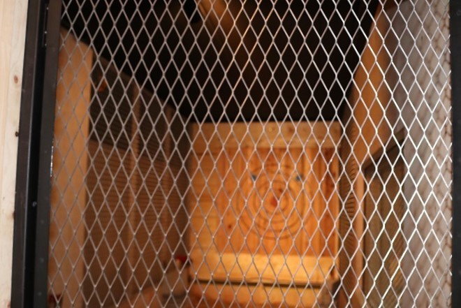 ブース入り口には金網扉を取り付け、安全に配慮