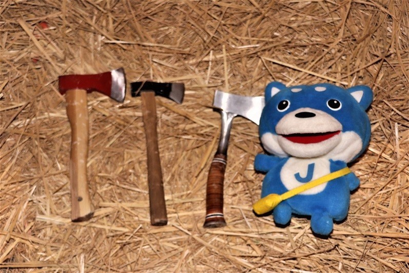 記者が使った斧を約30センチのカス丸（右）と比較