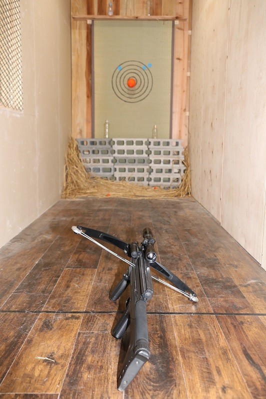 「AXE THROWING」ブースの横には、クロスボウを撃てるブースも