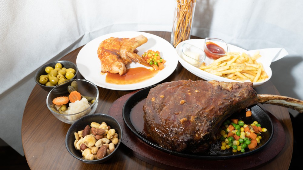 名物「ビーフトマホークステーキ」をはじめとした飲食メニューも充実