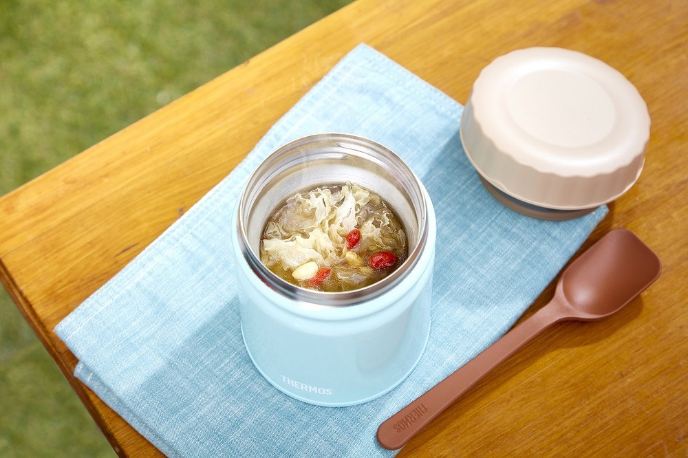 トッピングとして白キクラゲ、豆苗、ボイル海老もしくは漢方茶がサービスされる「毎日薬膳Soup＋」