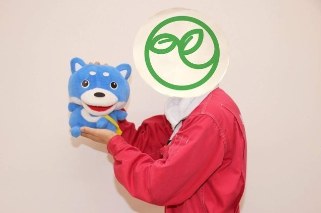 ジェイ・キャストの公式キャラクター「カス丸」と2ショット