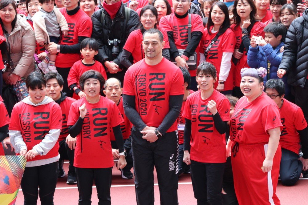 スケートボーダーの中村貴咲さん、野口みずきさん、室伏広治さん、吉田沙保里さん、お笑いタレントの渡辺直美さん（左から）