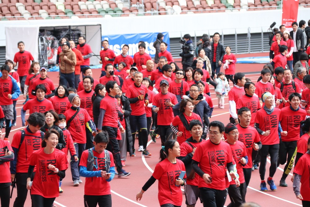 陸上トラックを一周する参加者たち