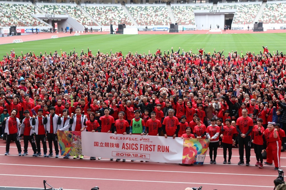 2020人の参加者と記念撮影するゲストたち