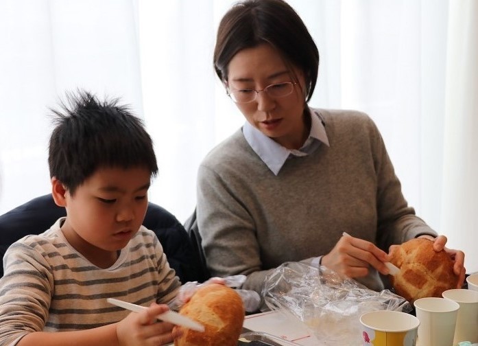 シチューを入れる器をパンで作る