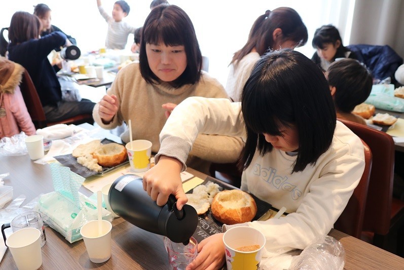 フリーズドライ食品を溶かすためのお湯を計量