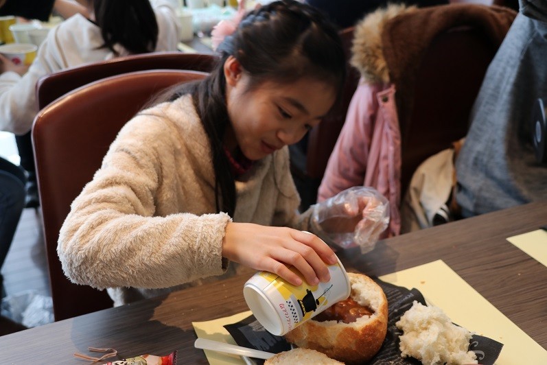 しっかり溶かしたシチューをパンの器に注ぐ