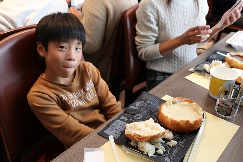 完成したシチューポットパンを器まで完食する親子も多かった