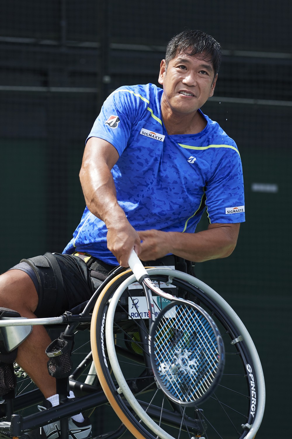 プレーは力強い
