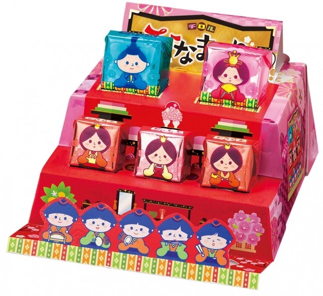 チロルチョコ「ひな祭り仕様」　箱がひな壇、包み紙が人形に早変わり