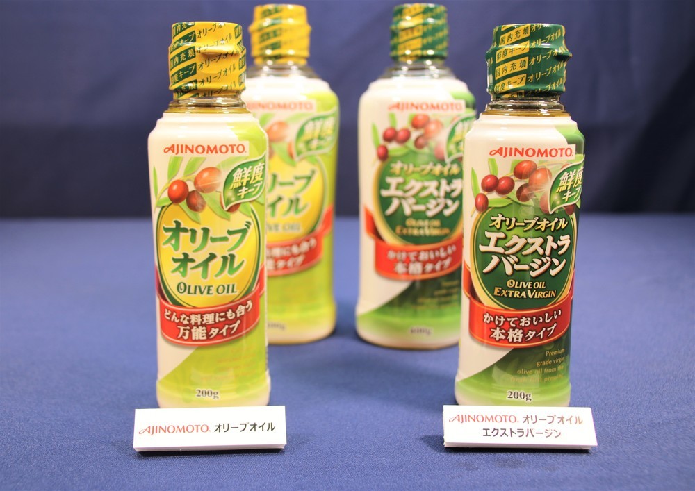（左から）「AJINOMOTOオリーブオイル」、「AJINOMOTOオリーブオイルエクストラバージン」 