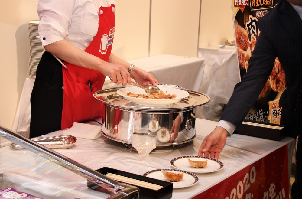 試食会場では多くの人が新製品を味わっていた