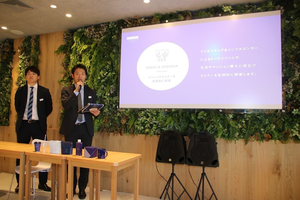 都市住宅本部の谷さんが「ギャラリークレヴィア新宿」のコンセプトを説明