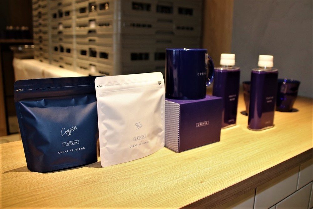 コーヒーや紅茶、マグカップなどクレヴィアのオリジナルブランドグッズを用意