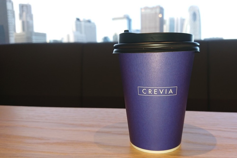 カフェスペースで新宿の景色を一望しながら飲み物を楽しめる