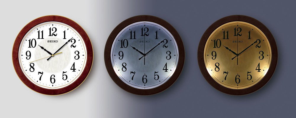 暗くなるとライトが点灯　クール＆ウォームの2色で照らす掛け時計