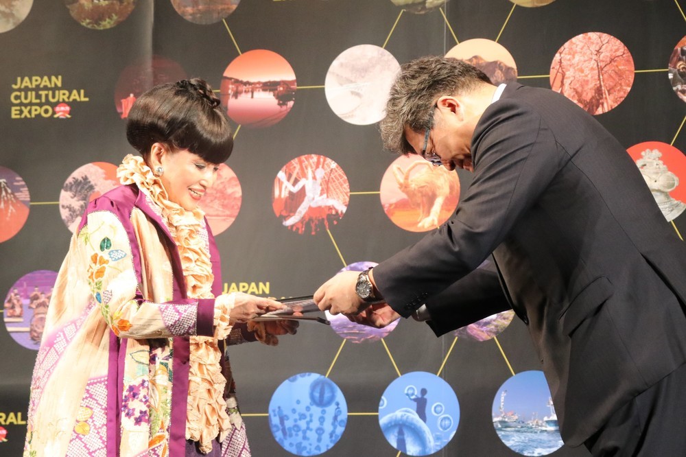 萩生田光一文部科学相（右）から任命状を受け取る黒柳さん
