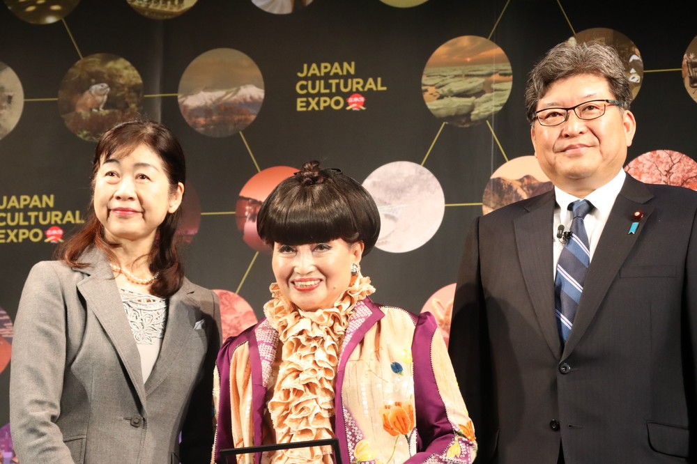 日本芸術文化振興会理事長の河村潤子さん、黒柳さん、萩生田文科相（左から）

