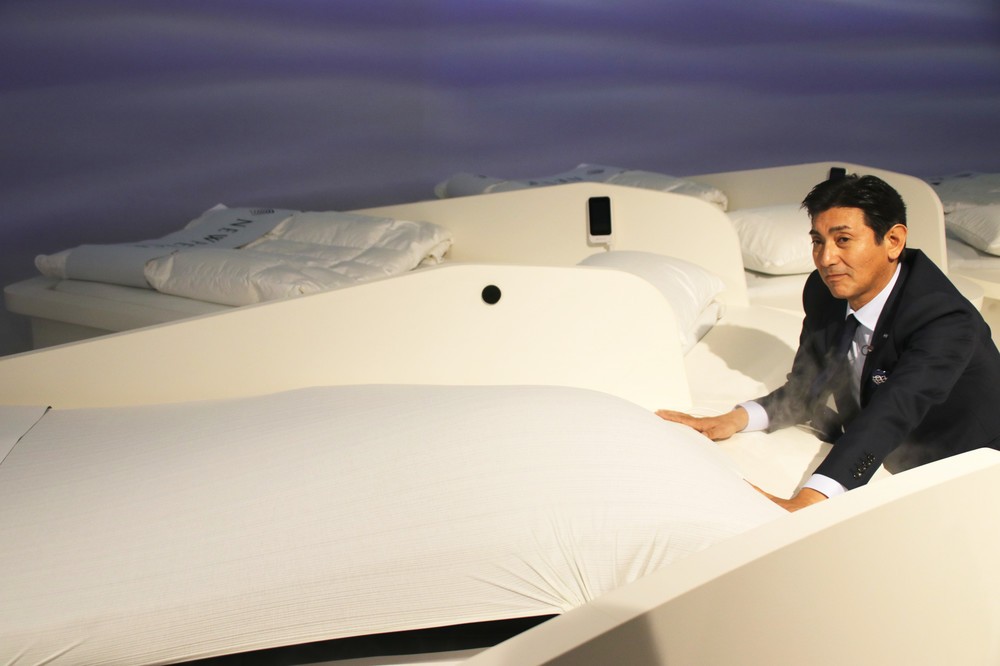 松下社長が実際にマットレスを動かしながら説明した