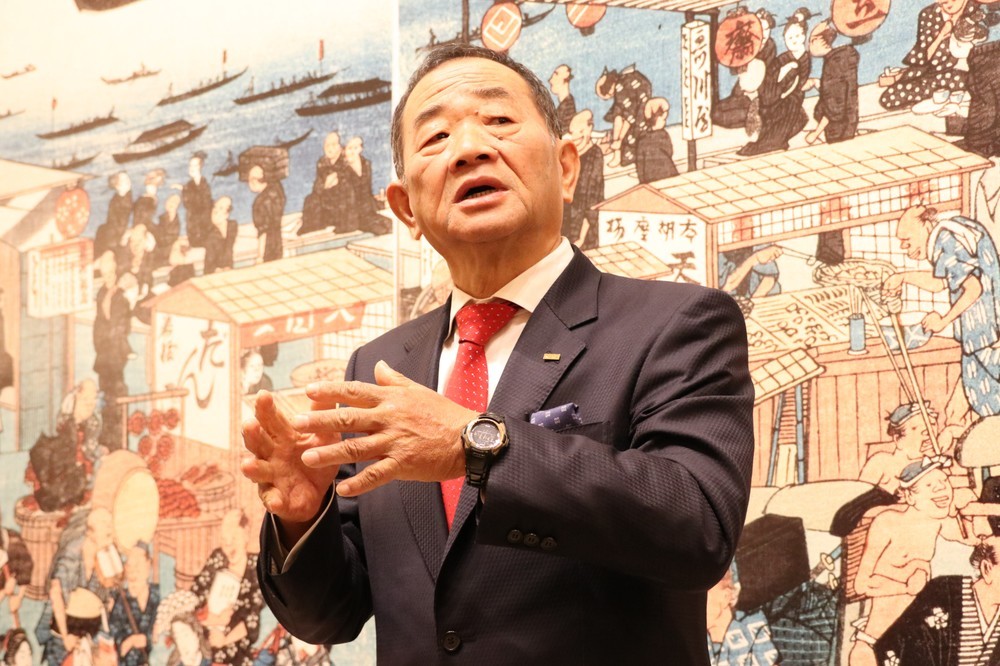 記者陣の取材に答えるくら寿司の田中邦彦社長