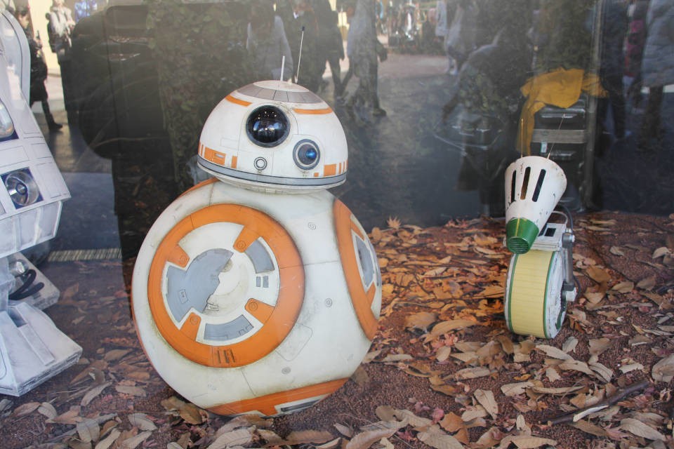 右が初登場のドロイド「D-O」