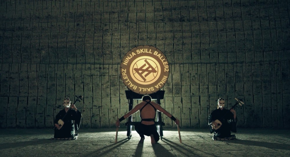 和太鼓、三味線とフリースタイルバスケが融合　スゴ技に目を奪われる「忍者集団」動画