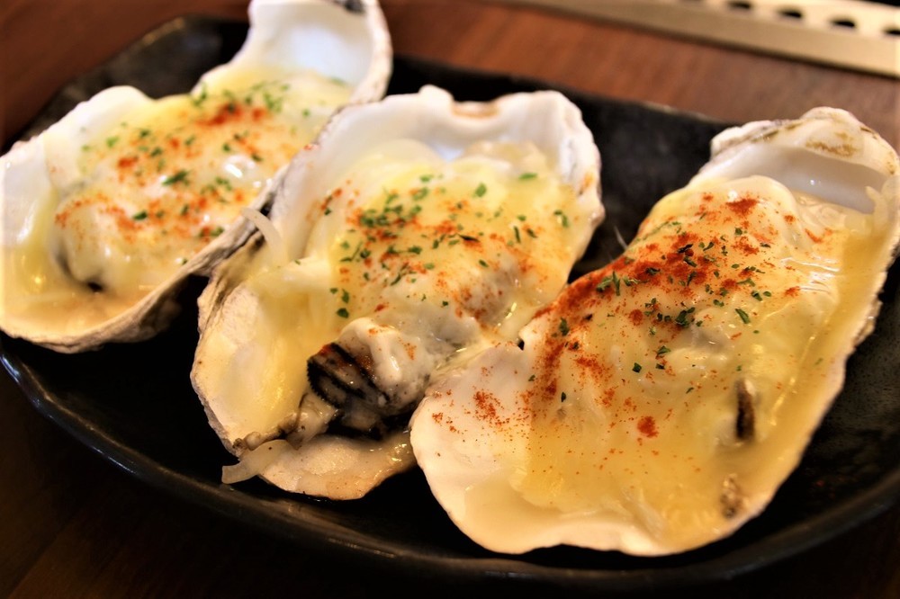 「ドでか牡蠣フェア2019」から継続提供中で、担当者おすすめの「オニスターマヨチーズ焼」