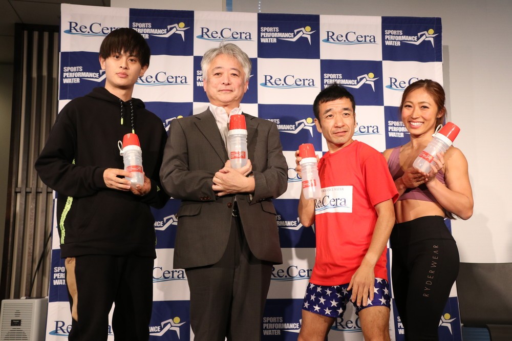 「TKDプロジェクト」よしきさん、理学博士の鵜澤正和さん、猫さん、コンディショニングトレーナーの尾藤朋美さん（左から）