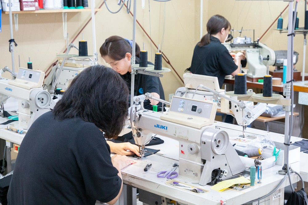 縫製メーカー・ジーンスレッドの製造スタッフが丁寧に作っている
