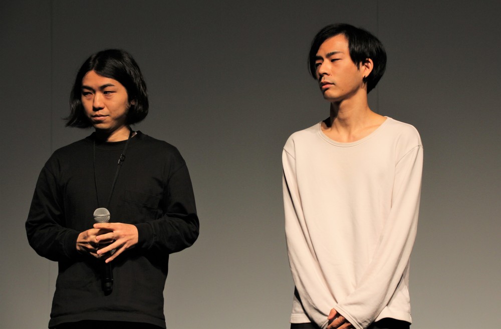 「intangible film」を手掛けた藤元翔平さん、國本怜さん（左から）