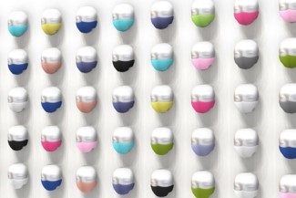 カラフルなマスクを装着したマネキンが並ぶフォトスポット（イメージ）