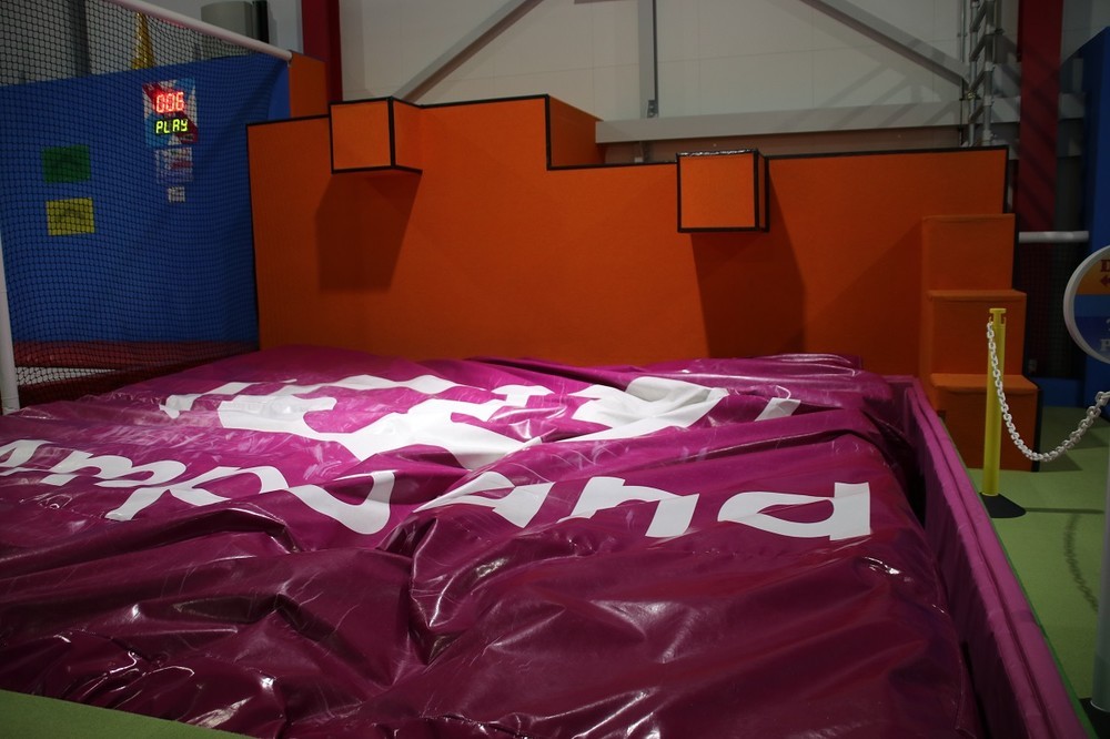 巨大なエアーバッグに背面から飛び降りられる