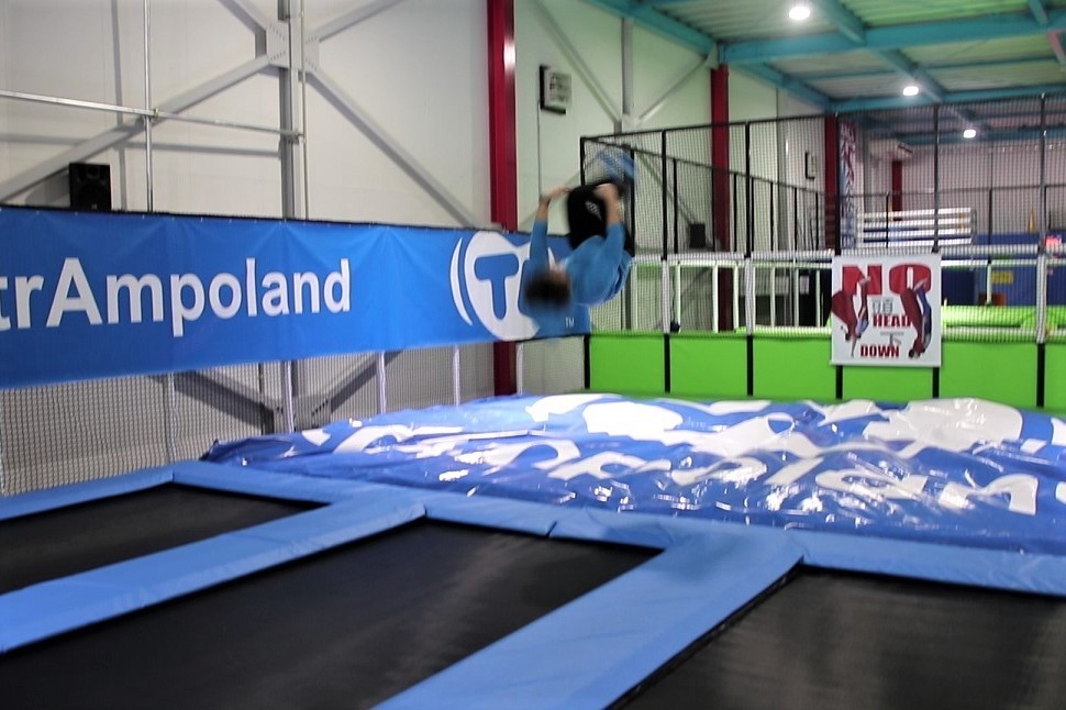 スタッフによる前方宙返りのお手本