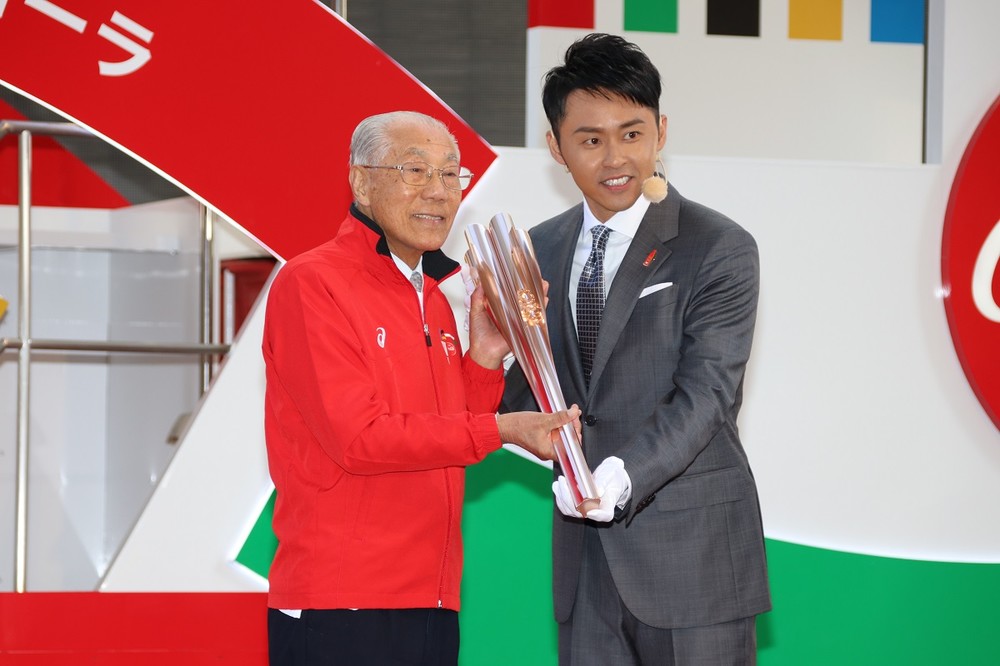 （右から）北島さんと一般聖火ランナーの矢崎文彦さん