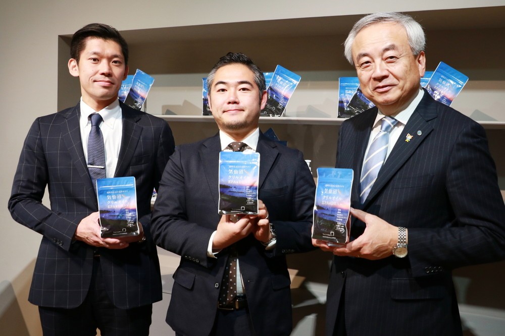 （写真右から）菅原茂・気仙沼市長、気仙沼水産資源活用研究会・佐藤俊輔会長、岩手生物工学研究センター研究員の山田秀俊さん