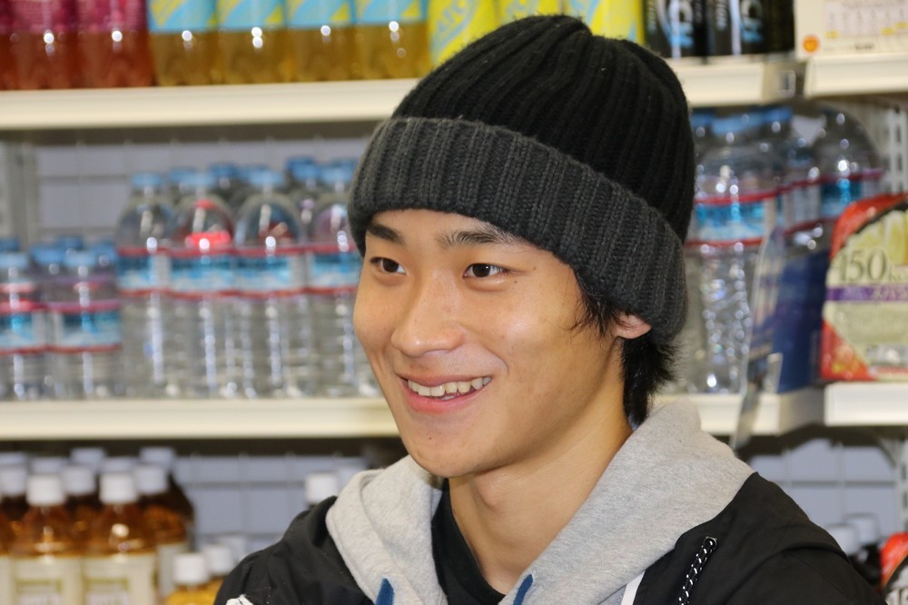 インタビューにこたえる佐川選手