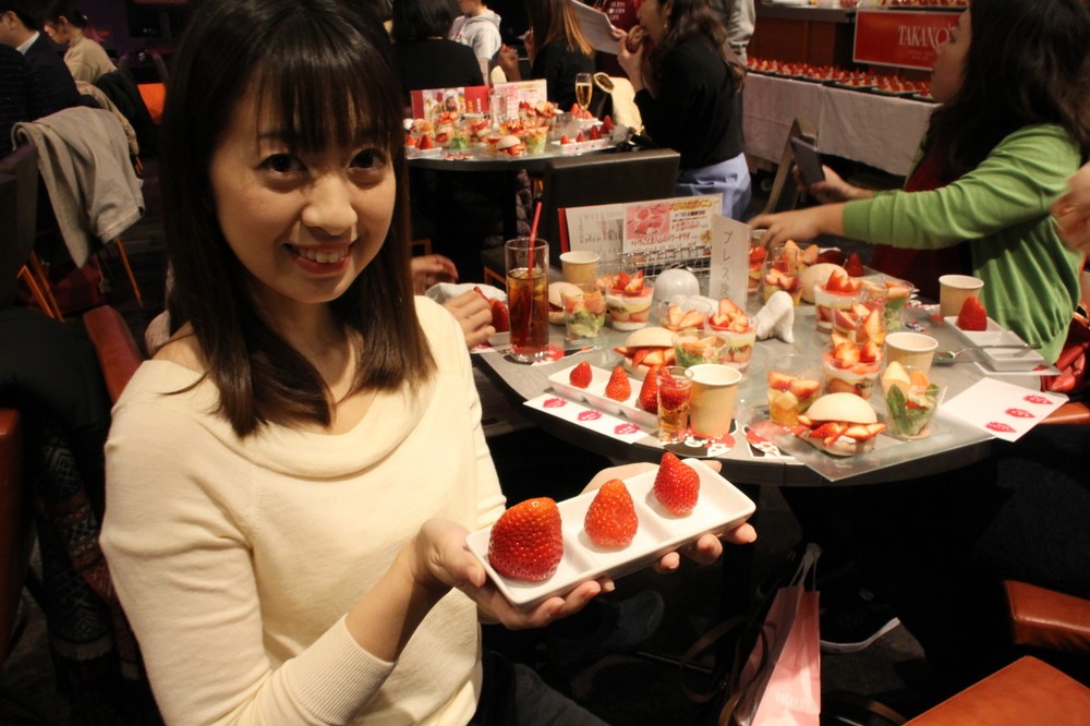 前半はスカイベリー、古都華、毬姫様とブランドイチゴの食べ比べができる