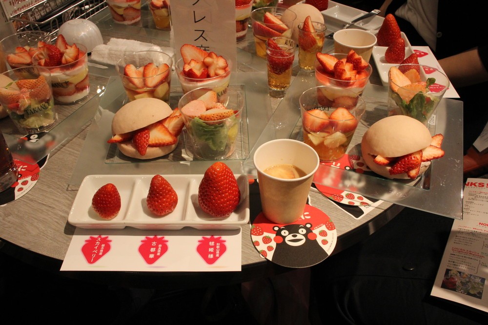 ストロベリーバンズ、苺のトライフル、わかやまポンチなど、テーブルの上はイチゴスイーツやドリンクが所狭しとばかり並んだ