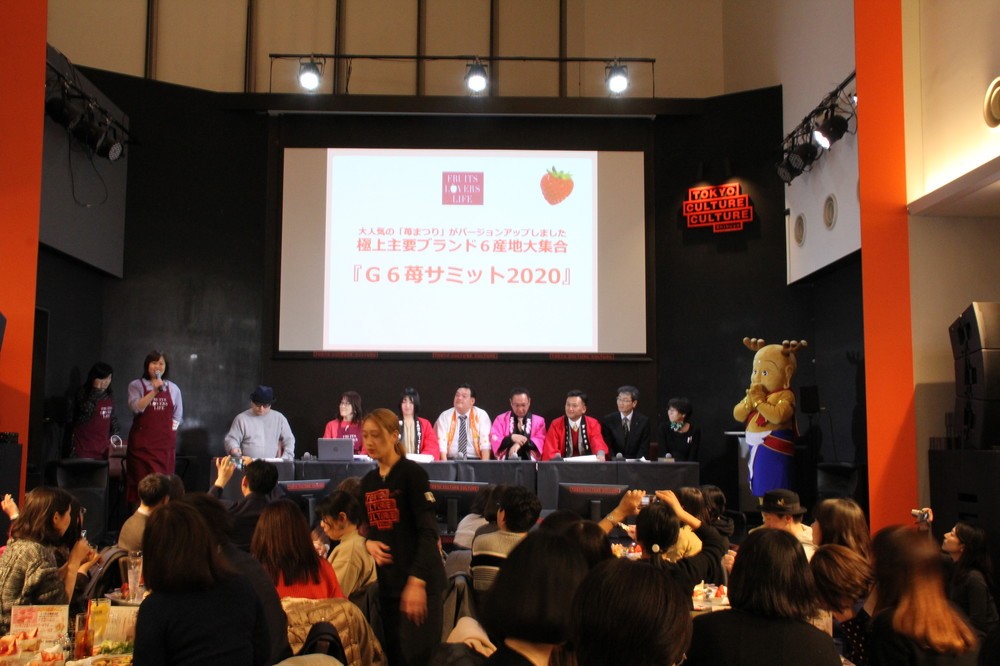 イチゴの産地の人の話を聞きながらイチゴを食べる