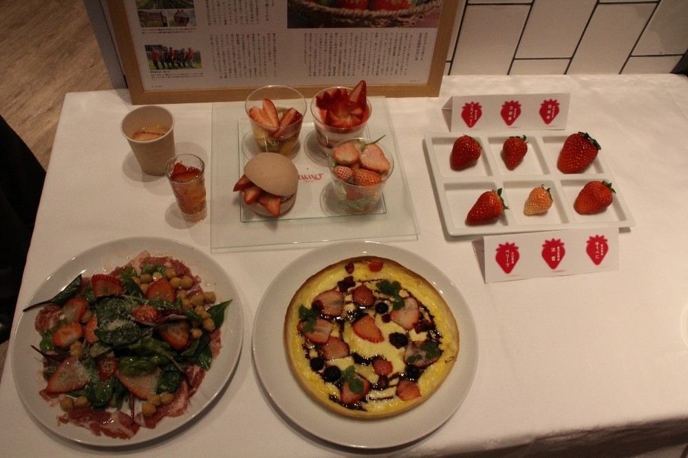 イチゴのピザやいちごのサラダも追加料金で注文できる