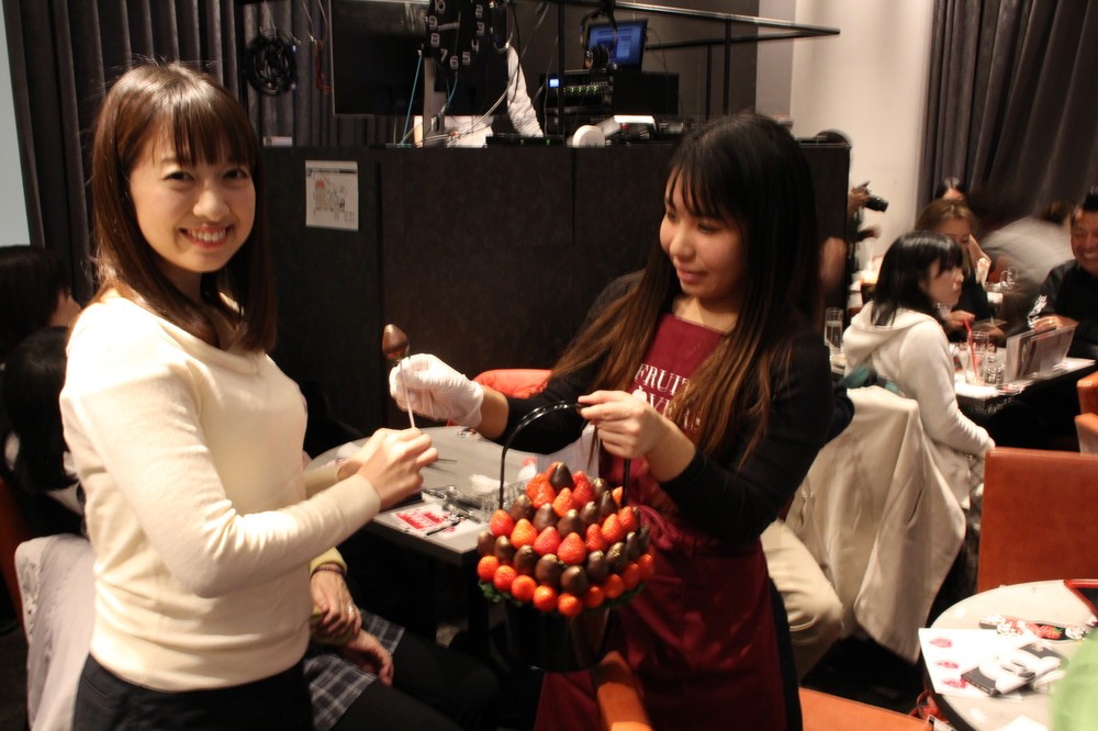 イチゴのブーケは1本ずつ参加者に手渡された