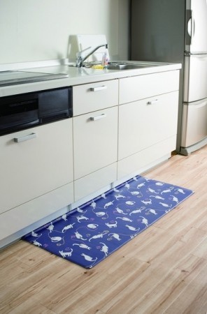 壁にぴったり、ホコリが溜まりにくいキッチンマット　手入れも簡単