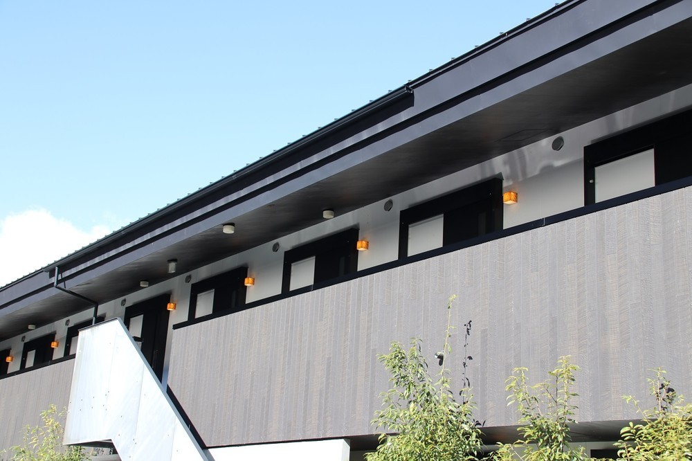 廊下が外に面している開放的な本館