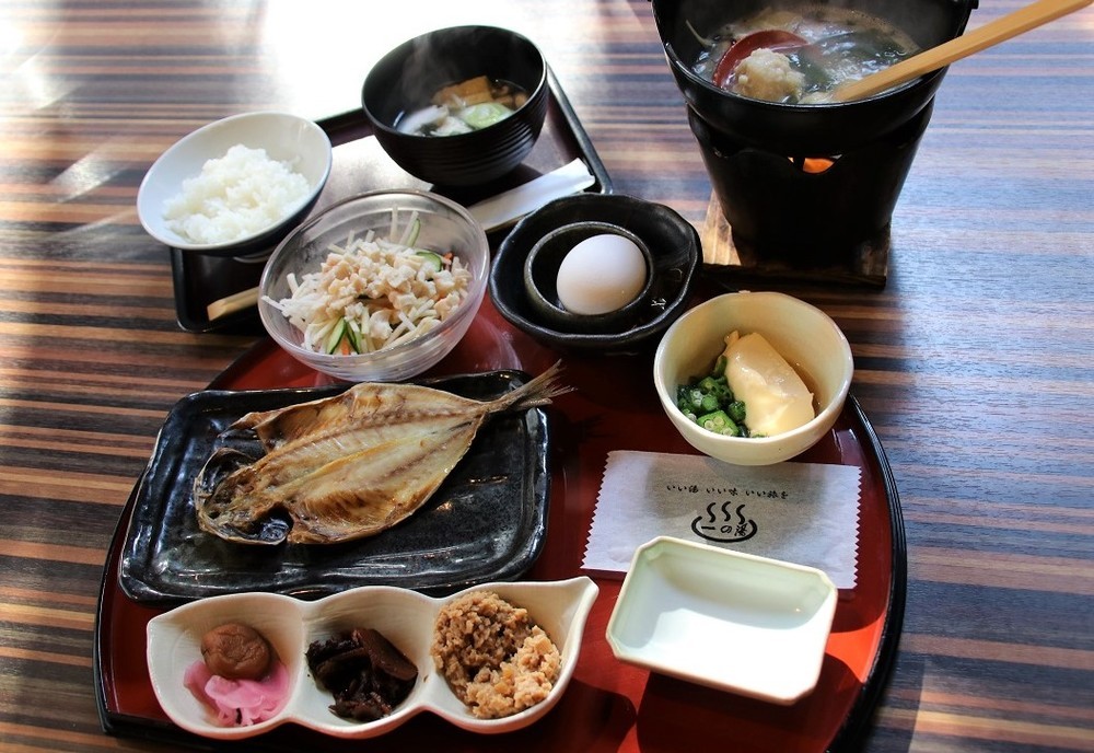 アジの干物や具だくさんのみそ汁が楽しめる朝食