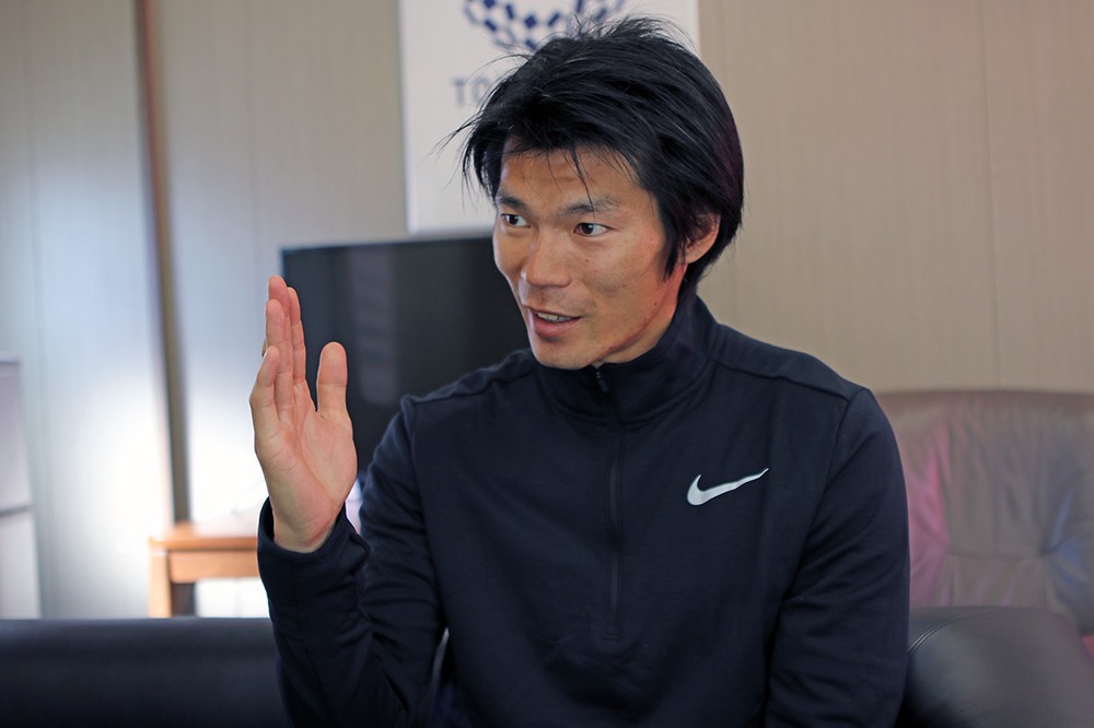インタビューに丁寧に答える澤野選手