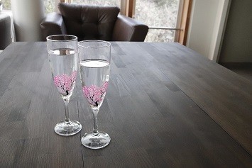 グラスが17度以下になると描かれている桜の花が色付く（画像4）